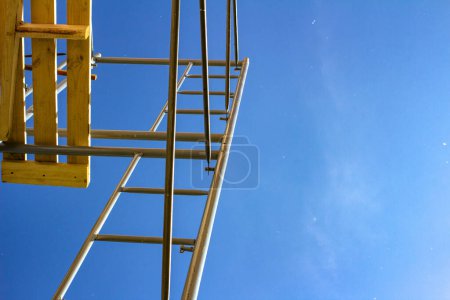 Téléchargez les photos : Échafaudage gros plan contre un ciel dégagé - en image libre de droit