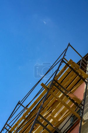Téléchargez les photos : Échafaudage gros plan contre un ciel dégagé - en image libre de droit