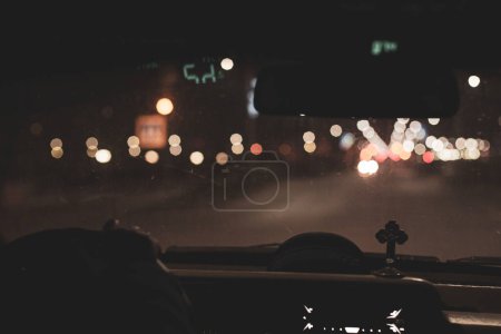 Camino nocturno. Vista desde el interior del coche. Luz natural. Calle y otros coches es el movimiento borroso.