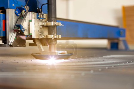 Découpe laser en gros plan de métal sur une machine CNC, dans une grande usine de machines-outils au centre du pays