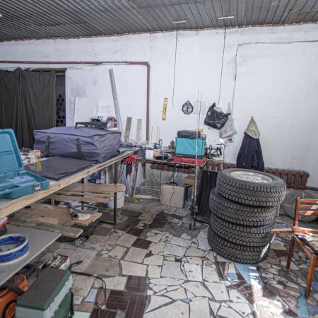 Foto de Gran desorden en un garaje suburbano sobre relleno - Imagen libre de derechos