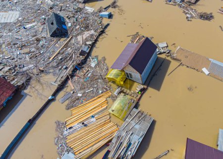 Foto de El pueblo y numerosas casas privadas y fincas inundadas hasta el techo con agua durante las inundaciones de primavera y desbordamientos de ríos - Imagen libre de derechos