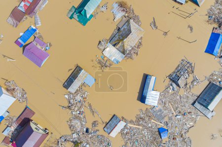 Foto de El pueblo y numerosas casas privadas y fincas inundadas hasta el techo con agua durante las inundaciones de primavera y desbordamientos de ríos - Imagen libre de derechos
