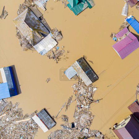 Überschwemmung im Frühjahr in den Vororten einer Großstadt mit Überschwemmungen des privaten Sektors und der privaten Grundstücke