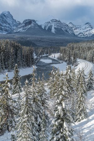 Foto de Vistas del Parque Banff a lo largo del valle del arco Parkway en tiempo de invierno - Imagen libre de derechos