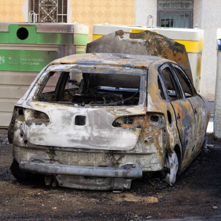 Téléchargez les photos : Une voiture totalement détruite par le feu - en image libre de droit
