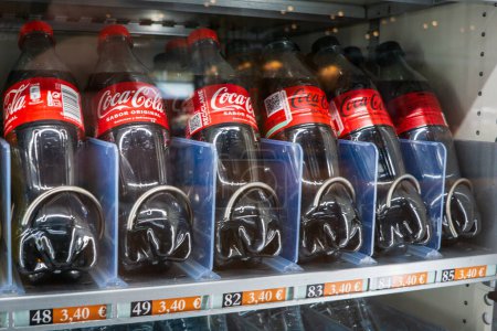 Téléchargez les photos : VALENCIA, ESPAGNE - 27 Février 2024 : Gros plan de bouteilles en plastique de Coca Cola Boissons dans un distributeur automatique. - en image libre de droit
