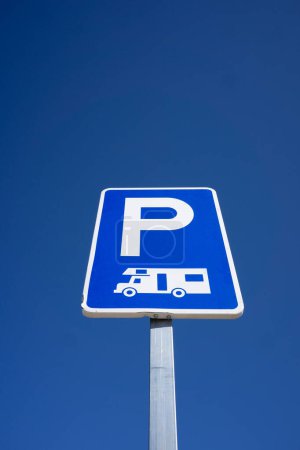 Téléchargez les photos : Panneau de stationnement de véhicule récréatif de caravane bleue avec fond de ciel bleu - en image libre de droit
