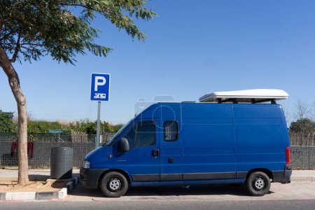 Téléchargez les photos : VALENCIA, ESPAGNE - 12 mars 2024 : Une fourgonnette bleue Citroën Jumper s'est transformée en fourgonnette garée sur le côté de la rue. Le Citroën Jumper a reçu le titre de Van de l'année en 1995. - en image libre de droit