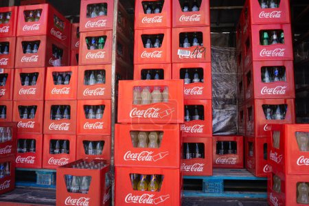 Téléchargez les photos : VALENCIA, ESPAGNE - 13 Mars 2024 : De nombreuses caisses rouges de Coca Cola Boissons empilées. La Coca-Cola Company a été fondée en 1892 et compte plus de 500 Marques. - en image libre de droit
