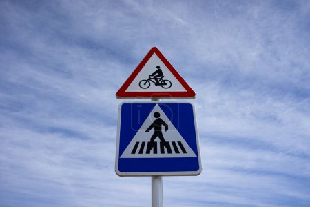 Téléchargez les photos : Panneau de passage pour piétons et panneau d'équitation à vélo avec ciel bleu et fond nuage blanc - en image libre de droit