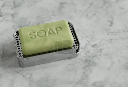 Téléchargez les photos : Barre de savon rendue 3D réaliste sur fond de marbre. - en image libre de droit