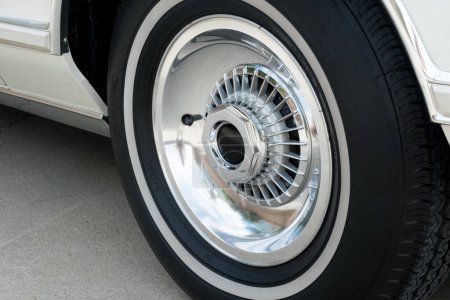 Téléchargez les photos : Vintage permettre roue sur voiture de luxe classique avec des pneus muraux blancs. - en image libre de droit