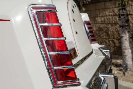 Téléchargez les photos : Gros plan des feux arrière vintage de style rétro sur une voiture de luxe blanche. - en image libre de droit