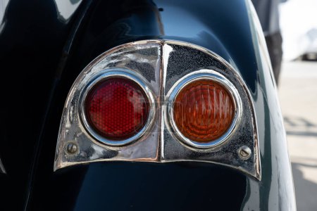 Téléchargez les photos : Gros plan de taiillight vintage sur la voiture classique. - en image libre de droit