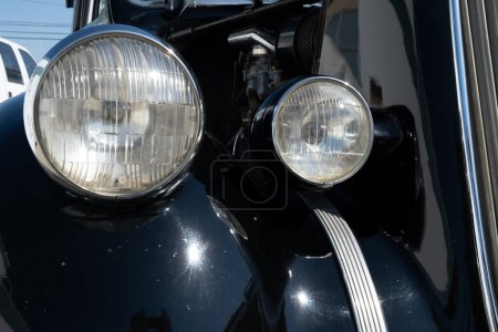 Téléchargez les photos : Gros plan des phares halogènes vintage sur la voiture classique vintage. - en image libre de droit
