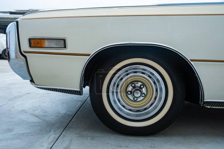Téléchargez les photos : Vue rapprochée de la voiture américaine vintage des années 1970 avec des pneus muraux blancs classiques. - en image libre de droit