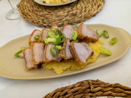Foto de Colesterol, Gourmet, Plato típico español llamado torreznos, que consiste en piel de cerdo frita y corteza salada frita - Imagen libre de derechos