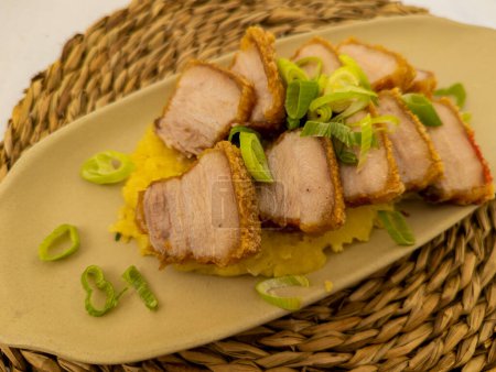 Téléchargez les photos : Savoureux, grillé, gastronomique, plat typique espagnol appelé torreznos, composé de peau de porc frite et croûte frit salée - en image libre de droit