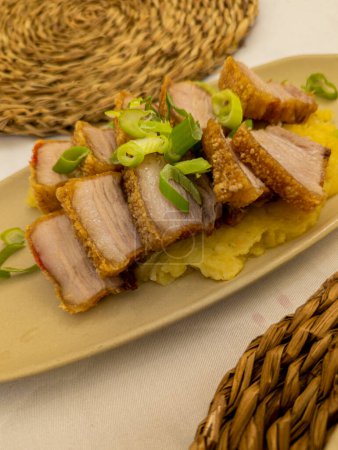 Foto de Asado a la parrilla, Gourmet, plato típico español llamado torreznos, que consiste en piel de cerdo frita y corteza salada frita - Imagen libre de derechos