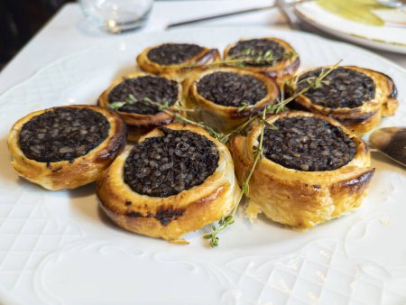 Téléchargez les photos : Pudding noir avec riz sur pâte feuilletée, délicieux plat espagnol - en image libre de droit