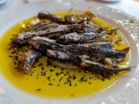 Téléchargez les photos : Plat typique de Malaga, anchois au vinaigre sur une assiette en porcelaine blanche - en image libre de droit