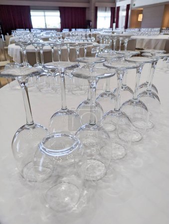 Téléchargez les photos : L'art de apprécier le vin : une scène captivante à une table de restaurant raffinée, mettant en valeur un assortiment de verres à vin vides, une invitation à se délecter des meilleurs saveurs et un toast à des moments inoubliables - en image libre de droit