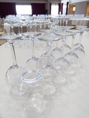 Foto de Elevar la experiencia gastronómica: mesa ingeniosamente organizada con copas de vino vacías abundantes, celebración simbólica y cultura del vino fino - Imagen libre de derechos