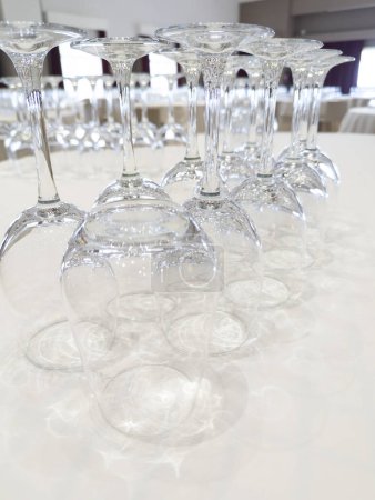 Téléchargez les photos : Élevez l'expérience culinaire : Table arrangée avec des verres à vin vides abondants, symbolisant la célébration et la culture du vin fin - en image libre de droit