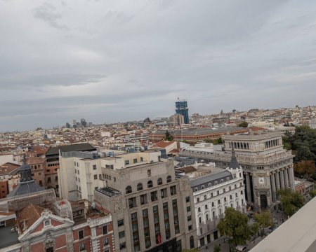 Téléchargez les photos : Vue imprenable sur la Gran Via de Madrid : capturer le cœur vibrant de la ville d'un point de vue enchanteur sur le toit - en image libre de droit