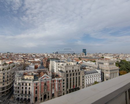 Téléchargez les photos : Vue imprenable sur la Gran Via de Madrid : capturer le cœur vibrant de la ville d'un point de vue enchanteur sur le toit - en image libre de droit