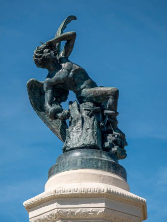 Foto de Intrigas escultóricas: Estatua del Diablo en el Parque del Retiro de Madrid, una obra de arte enigmática que evoca curiosidad y misterio - Imagen libre de derechos