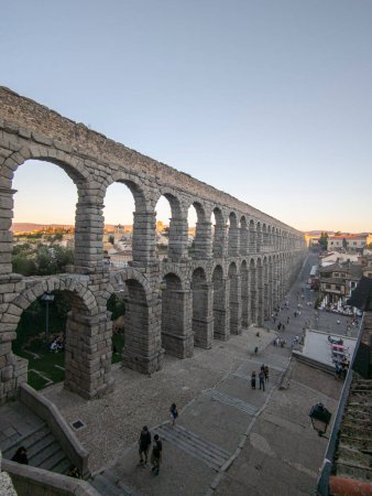 Téléchargez les photos : Échos de Grandeur romaine : Majestueux aqueduc de Ségovie, un testament impeccable de la brillance architecturale de l'Empire romain - en image libre de droit