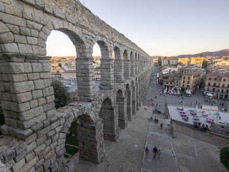 Foto de Ecos de Grandeza Romana: Majestuoso Acueducto de Segovia, un testamento impecable al brillo arquitectónico del Imperio Romano - Imagen libre de derechos
