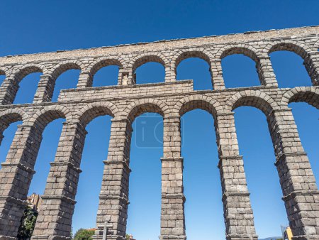 Téléchargez les photos : Héritage romain impressionnant : Magnifique aqueduc de Ségovie, une merveille d'ingénierie imposante construite par le puissant Empire romain - en image libre de droit