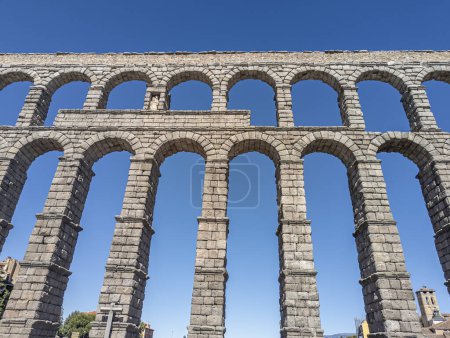 Téléchargez les photos : Échos de Grandeur romaine : Majestueux aqueduc de Ségovie, un testament impeccable de la brillance architecturale de l'Empire romain - en image libre de droit