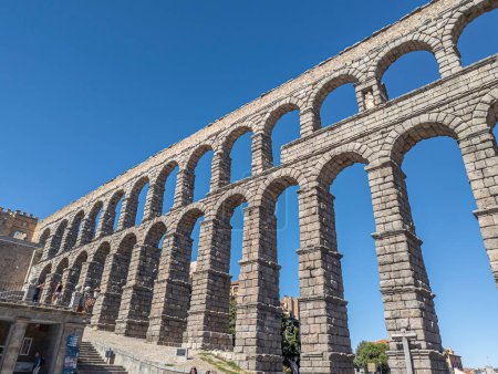 Téléchargez les photos : Héritage romain impressionnant : Magnifique aqueduc de Ségovie, une merveille d'ingénierie imposante construite par le puissant Empire romain - en image libre de droit