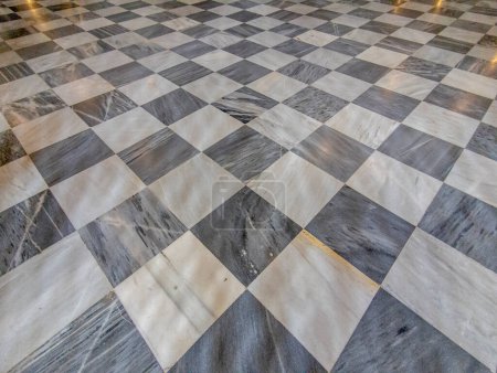 Foto de Simetría y elegancia desatadas: cautivador diseño de piso a cuadros de mármol para espacios elegantes - Imagen libre de derechos