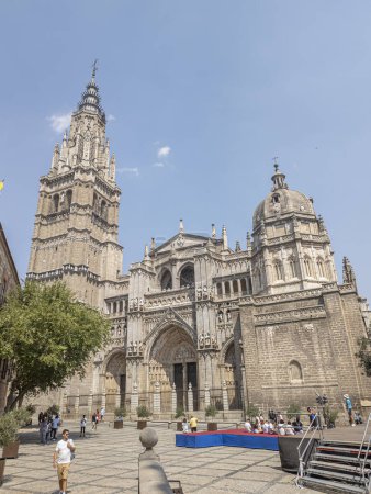 Foto de Belleza intemporal y grandeza arquitectónica: cautivadora vista de la catedral de Toledo, un magnífico punto de referencia en España - Imagen libre de derechos