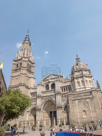Téléchargez les photos : Beauté intemporelle et grandeur architecturale : vue captivante sur la cathédrale de Tolède, un site magnifique en Espagne - en image libre de droit