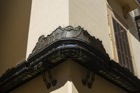 Découvrez les structures en pierre emblématiques et les balcons pittoresques qui ornent les rues de Majorque, un témoignage du riche patrimoine espagnol.