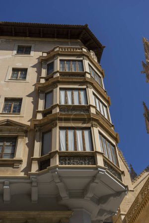 Foto de Viaje por las calles de Mallorca, donde la arquitectura histórica encarna el encanto balear y las tradiciones españolas. - Imagen libre de derechos