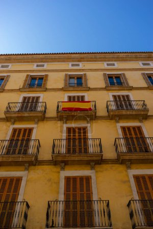 Téléchargez les photos : Découvrez les structures en pierre emblématiques et les balcons pittoresques qui ornent les rues de Majorque, un témoignage du riche patrimoine espagnol. - en image libre de droit