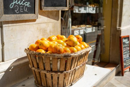 Foto de Sumérgete en la cultura gastronómica de Mallorca, donde las calles tradicionales muestran el amor de la isla por las naranjas, los pimientos y las frutas mediterráneas. - Imagen libre de derechos
