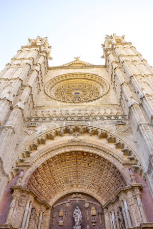 Téléchargez les photos : Entrez au cœur de Majorque avec un voyage visuel autour de sa cathédrale emblématique, célébrant la culture espagnole et la magnificence architecturale - en image libre de droit