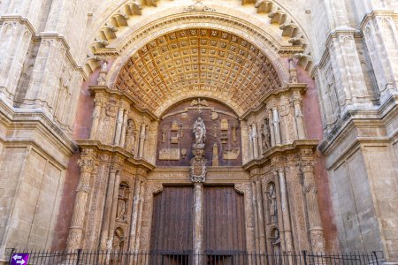 Foto de Disfruta de las cautivadoras vistas de la catedral de Mallorca, donde el diseño gótico se une a la belleza balear en una danza milenaria de piedra e historia - Imagen libre de derechos