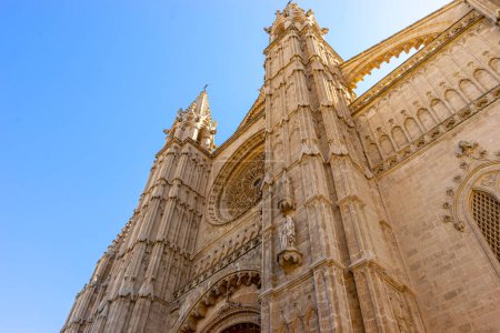 Téléchargez les photos : Des flèches imposantes, une maçonnerie ornée et un charme gothique vous attendent depuis les vues extérieures du célèbre monument religieux de Majorque. - en image libre de droit