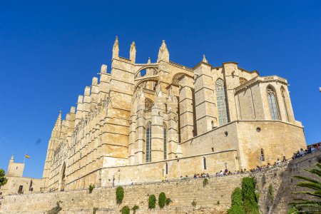 Foto de Experimenta la icónica catedral de Mallorca en toda su grandeza exterior, capturando la esencia del estilo y diseño gótico español - Imagen libre de derechos