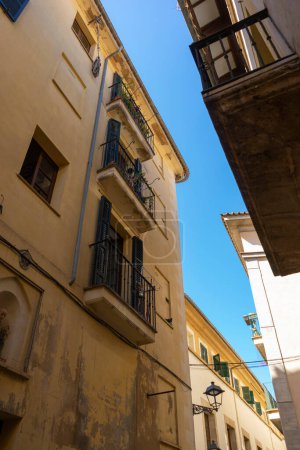 Foto de Viaje por las calles de Mallorca, donde la arquitectura histórica encarna el encanto balear y las tradiciones españolas. - Imagen libre de derechos