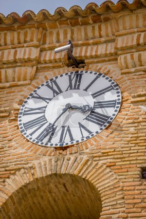 Téléchargez les photos : Horloge antique, cloche historique, architecture religieuse mettant en valeur l'essence de Chinchon, Espagne - en image libre de droit